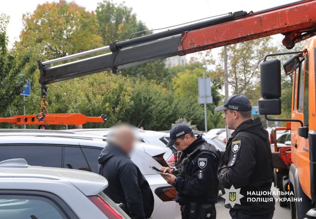 В Одесі поліцейські перевірили дотримання водіями правил паркування транспортних засобів на місцях для людей з інвалідністю В Одесі поліцейські перевірили дотримання водіями правил паркування транспортних засобів на місцях для людей з інвалідністю