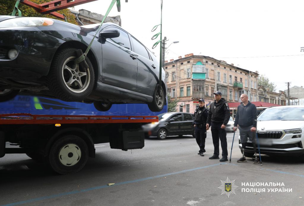 В Одесі поліцейські перевірили дотримання водіями правил паркування транспортних засобів на місцях для людей з інвалідністю В Одесі поліцейські перевірили дотримання водіями правил паркування транспортних засобів на місцях для людей з інвалідністю