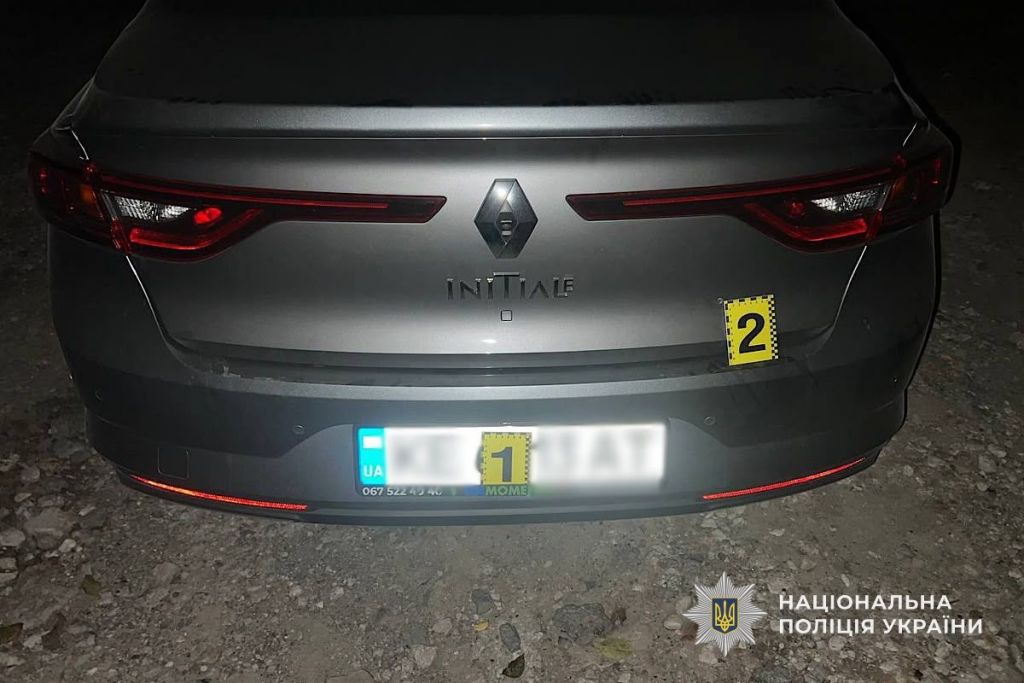 У Дніпрі чоловік відкрив стрілянину по автомобілю з людьми(фото) У Дніпрі чоловік відкрив стрілянину по автомобілю з людьми(фото)