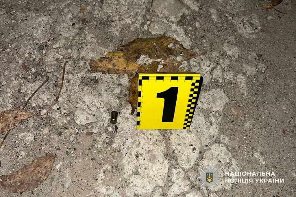 У Дніпрі чоловік відкрив стрілянину по автомобілю з людьми(фото) У Дніпрі чоловік відкрив стрілянину по автомобілю з людьми(фото)