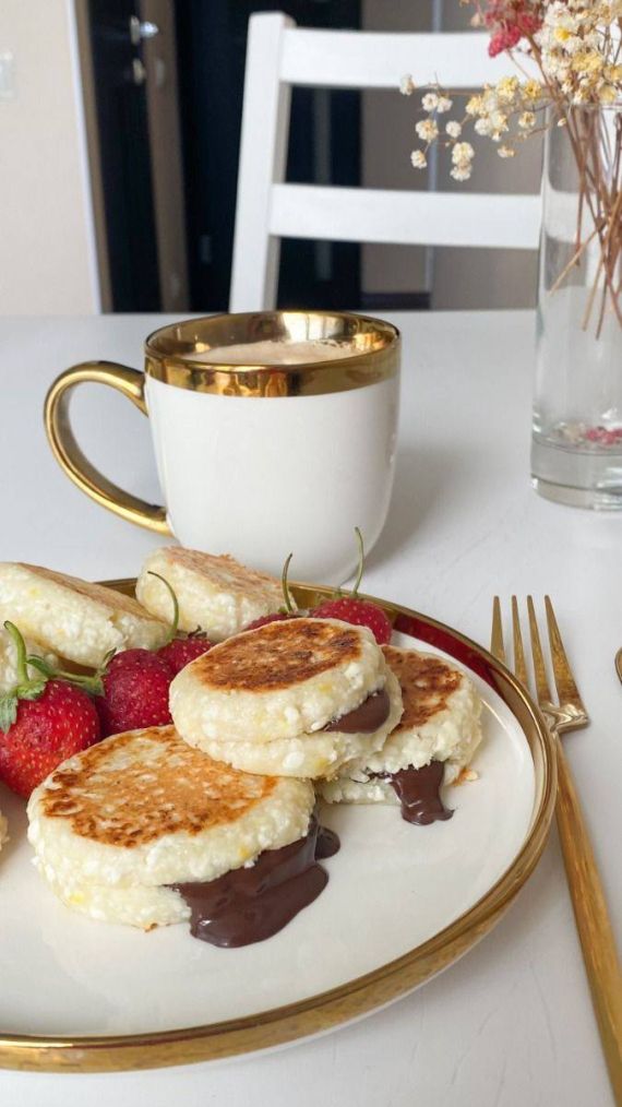 Ідеальні сирники з шоколадом на сніданок: простий рецепт, який вдасться з першого разу(фото) Ідеальні сирники з шоколадом на сніданок: простий рецепт, який вдасться з першого разу(фото)