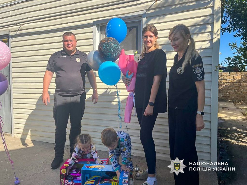 Поліцейські привітали з днем народження діток загиблого колеги Михайла Сороки(фото) Поліцейські привітали з днем народження діток загиблого колеги Михайла Сороки(фото)