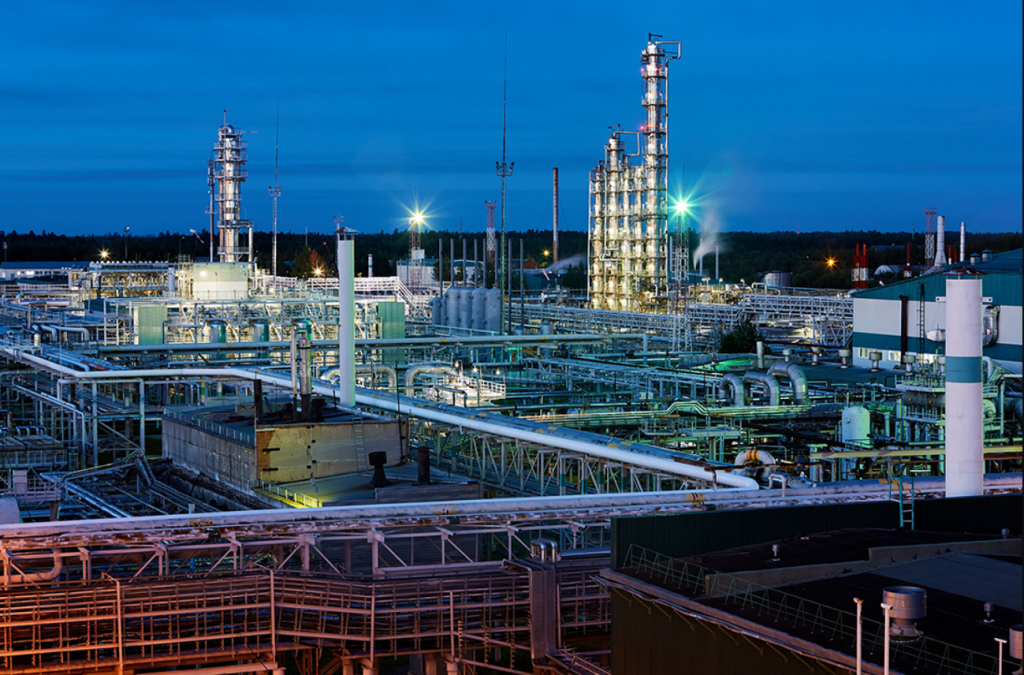 У Волгоградській області після атаки дронів палає газопереробний завод групи "Лукойл" У Волгоградській області після атаки дронів палає газопереробний завод групи "Лукойл"