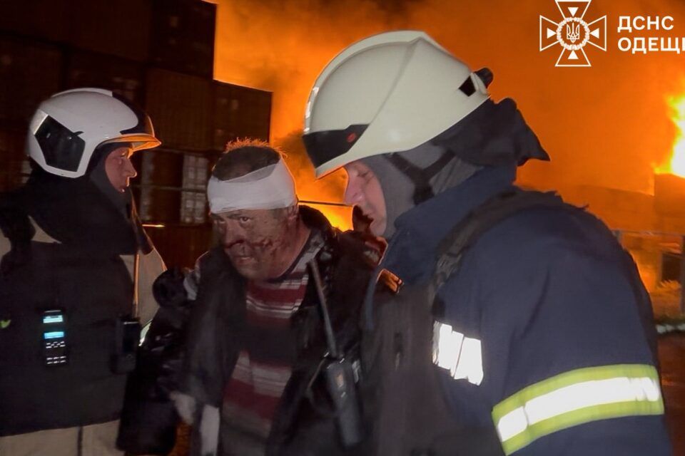 В ніч на 9 жовтня ворог атакував Одещину, спалахнули пожежі В ніч на 9 жовтня ворог атакував Одещину, спалахнули пожежі