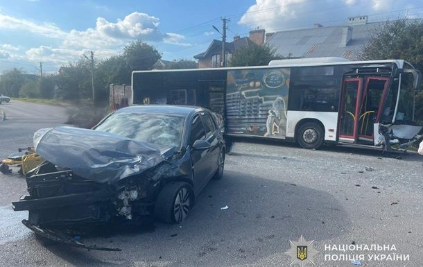 У ДТП на Львівщині постраждали п'ятеро людей У ДТП на Львівщині постраждали п'ятеро людей