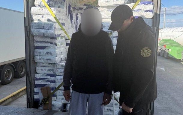 Чоловік ховався в памперсах, щоб в'їхати в Україну Чоловік ховався в памперсах, щоб в'їхати в Україну