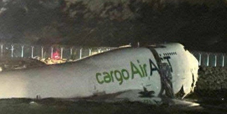 У Гонконгу трапилася аварія Boeing 747: літак влетів зі смуги у море, скинувши автомобіль, є загиблі (відео) У Гонконгу трапилася аварія Boeing 747: літак влетів зі смуги у море, скинувши автомобіль, є загиблі (відео)