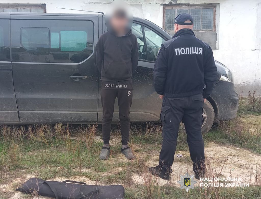 Хотів налякати: у місті Татарбунари розлючений чоловік вистрілив із рушниці в автівку подружжя Хотів налякати: у місті Татарбунари розлючений чоловік вистрілив із рушниці в автівку подружжя