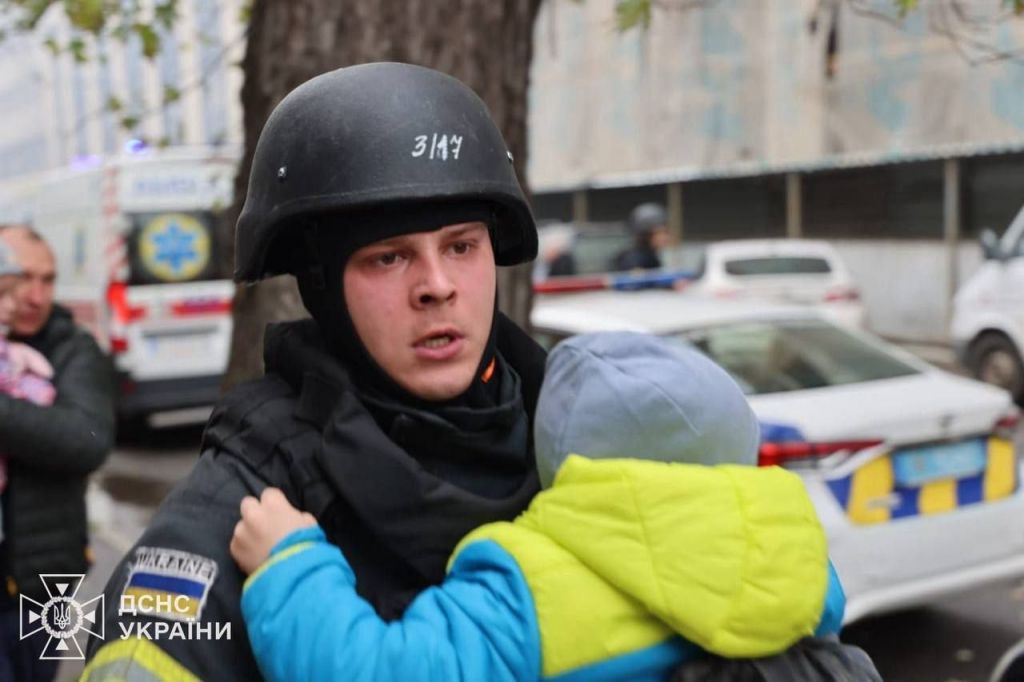 У Харкові рятувальники та поліцейські виносять дітей після російського удару по дитячому садку, — міністр внутрішніх справ України Ігор Клименко У Харкові рятувальники та поліцейські виносять дітей після російського удару по дитячому садку, — міністр внутрішніх справ України Ігор Клименко