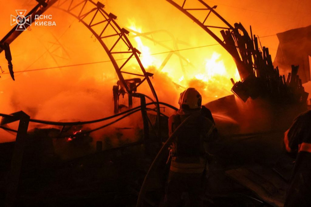 «Шахеди» другу ніч поспіль атакували Київ: росіяни «денацифікували» дитячий садок та синагогу (фото, відео) «Шахеди» другу ніч поспіль атакували Київ: росіяни «денацифікували» дитячий садок та синагогу (фото, відео)