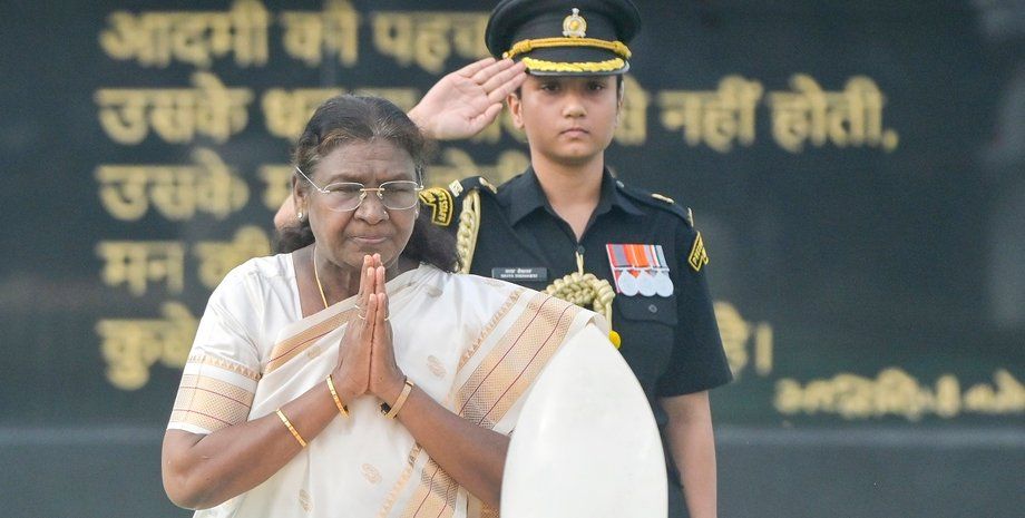 Вертоліт президентки Індії застряг у бетоні після приземлення (відео) Вертоліт президентки Індії застряг у бетоні після приземлення (відео)