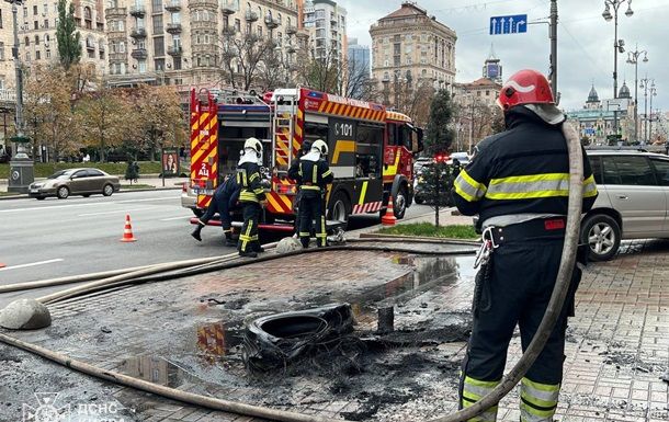 У Києві біля будівлі КМДА чоловік підпалив шини У Києві біля будівлі КМДА чоловік підпалив шини