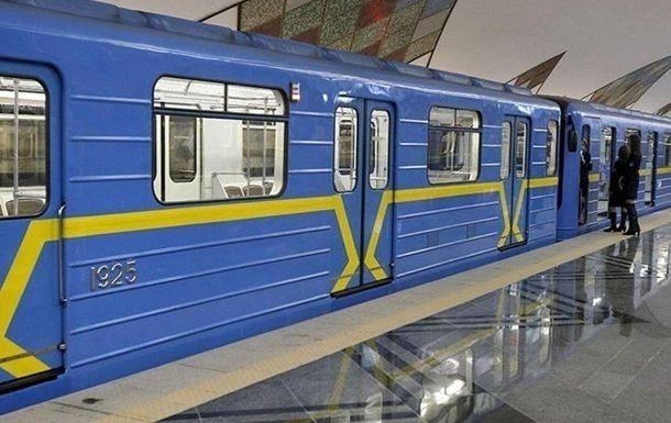 У Києві людина впала на колії метро, змінено рух поїздів У Києві людина впала на колії метро, змінено рух поїздів