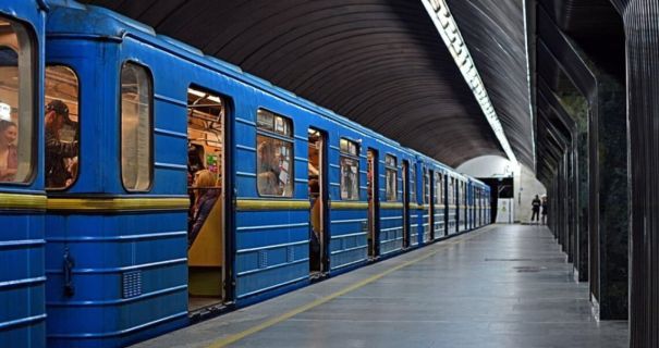 У Києві пасажир упав на колії метро У Києві пасажир упав на колії метро