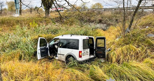 На Рівненщині у кюветі знайшли авто із загиблим водієм(фото) На Рівненщині у кюветі знайшли авто із загиблим водієм(фото)