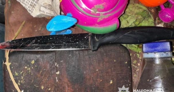 На Хмельниччині жінка встромила ніж у співмешканця матері На Хмельниччині жінка встромила ніж у співмешканця матері
