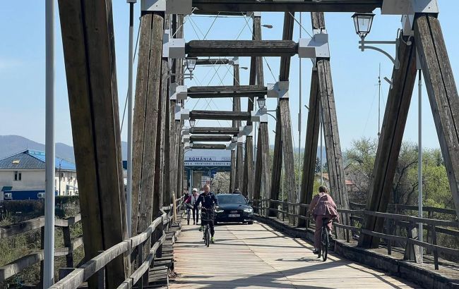 На кордоні з Румунією обмежили рух на понад 30 днів: що важливо знати водіям і пішоходам На кордоні з Румунією обмежили рух на понад 30 днів: що важливо знати водіям і пішоходам