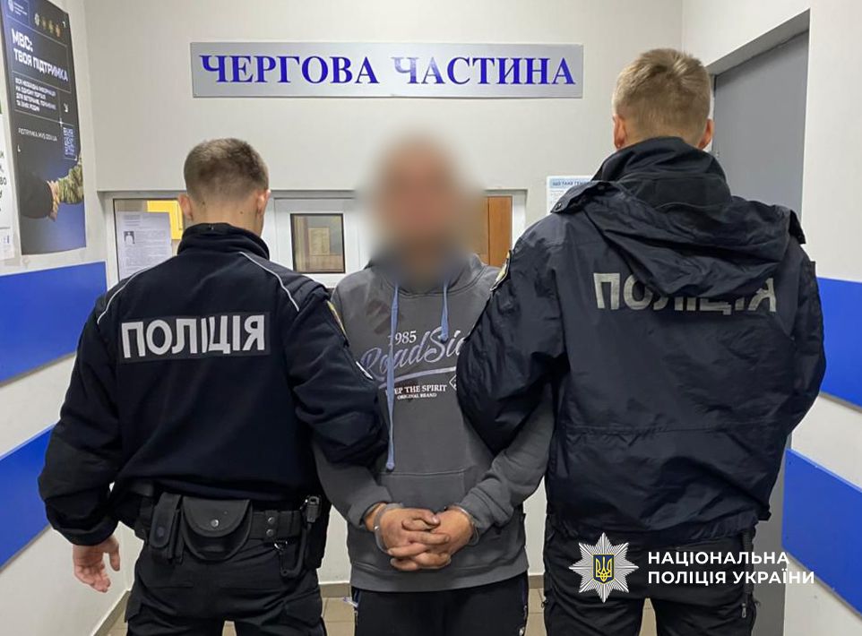 Поліцейські встановили і затримали жителя Одеси, який спричинив тяжке тілесне ушкодження знайомому Поліцейські встановили і затримали жителя Одеси, який спричинив тяжке тілесне ушкодження знайомому