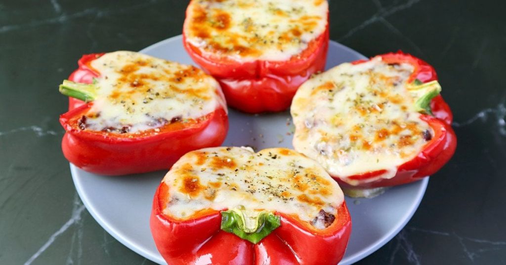 Омлет із ковбасою і сиром у болгарському перці: рецепт ефектного сніданку Омлет із ковбасою і сиром у болгарському перці: рецепт ефектного сніданку