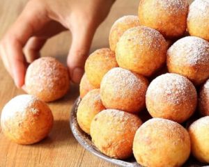 Сирні кульки з апетитною скоринкою: зберігайте швидкий рецепт ранкового перекусу Сирні кульки з апетитною скоринкою: зберігайте швидкий рецепт ранкового перекусу