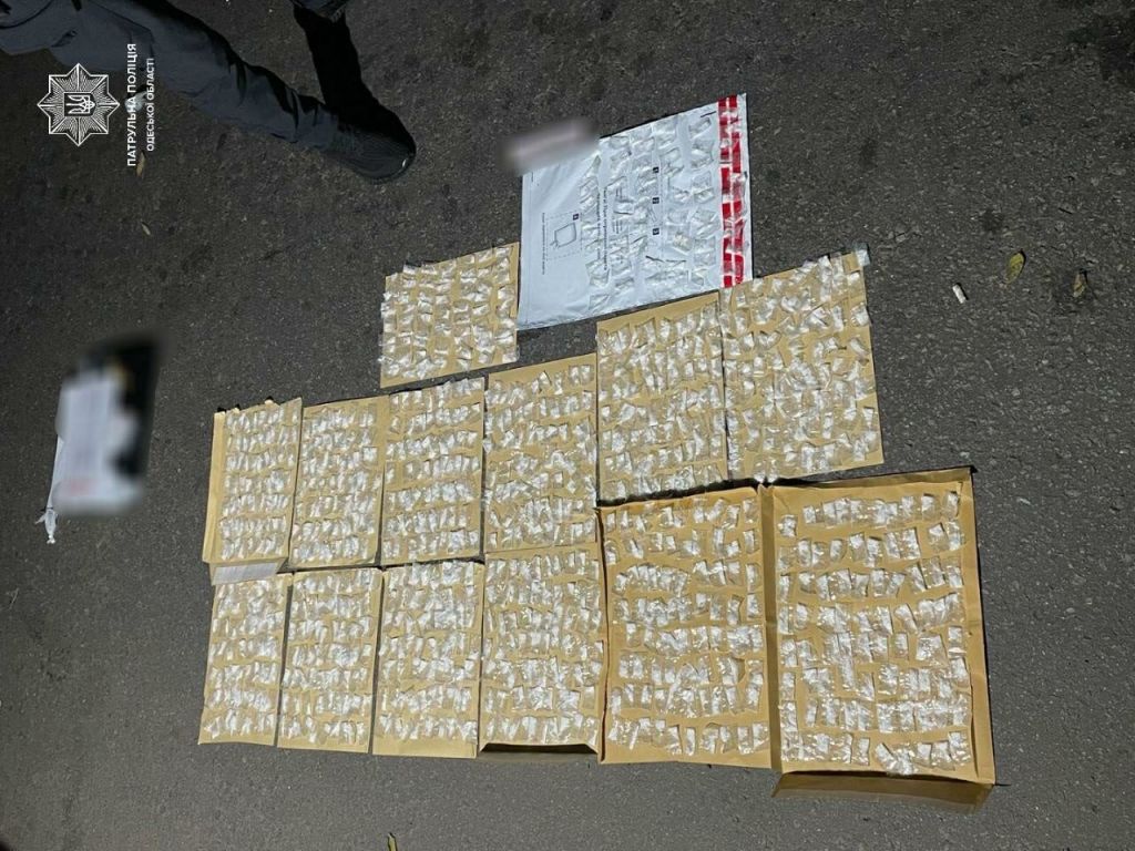 Близько тисячі згортків з наркотиками виявили патрульні у порушника ПДР в Одесі Близько тисячі згортків з наркотиками виявили патрульні у порушника ПДР в Одесі