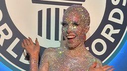 Візажистка покрила себе 74 880 стразами: який вона мала вигляд (фото, відео) Візажистка покрила себе 74 880 стразами: який вона мала вигляд (фото, відео)