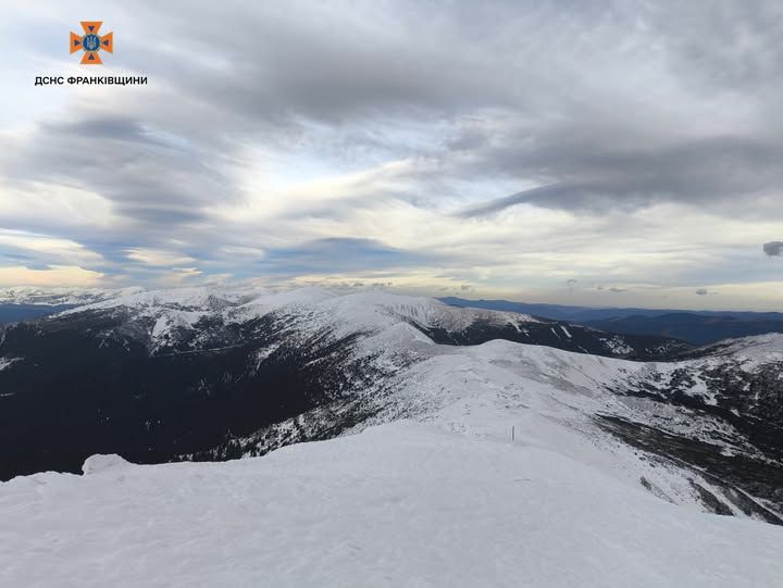 На вершині гори Піп Іван – справжня зима: зберігається мінус і лежить сніг (фото) На вершині гори Піп Іван – справжня зима: зберігається мінус і лежить сніг (фото)
