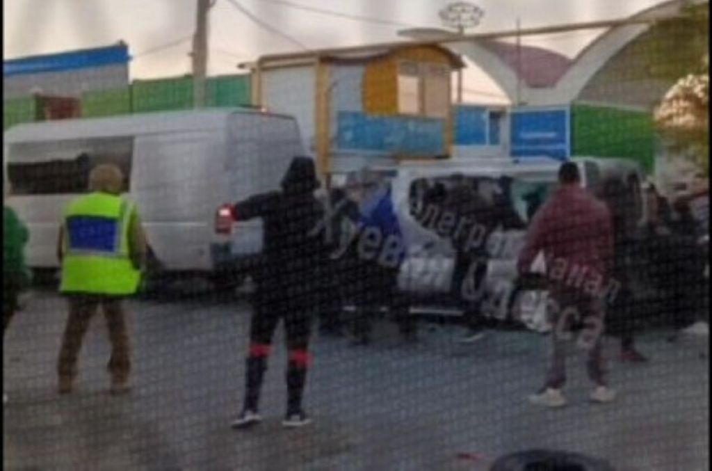 В Одеській області натовп з кийками та газом напав на військовослужбовців ТЦК: є постраждалі В Одеській області натовп з кийками та газом напав на військовослужбовців ТЦК: є постраждалі