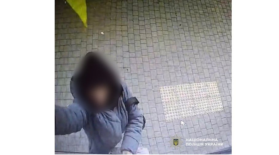 В Одесі жінка зірвала прапор України і викинула його на смітник В Одесі жінка зірвала прапор України і викинула його на смітник