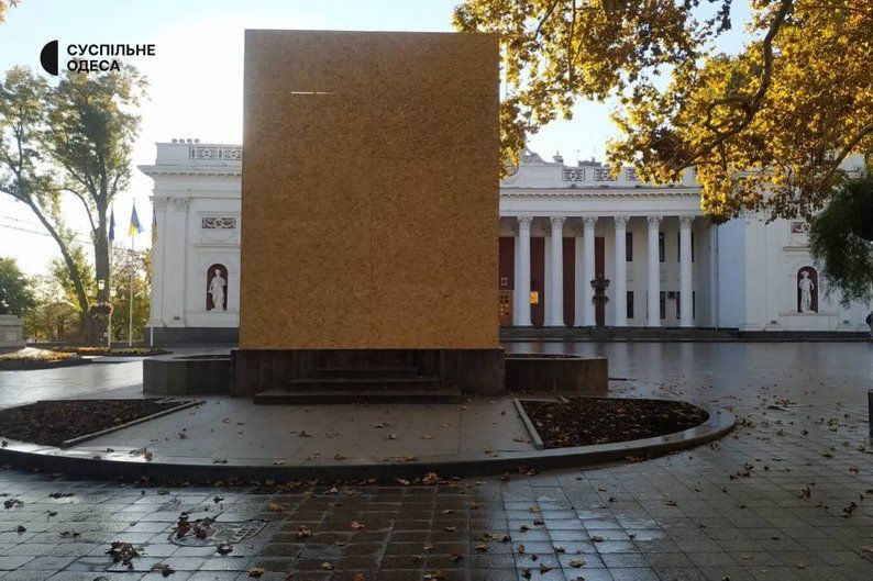 В Одесі закрили плитами пам’ятник Пушкіну В Одесі закрили плитами пам’ятник Пушкіну