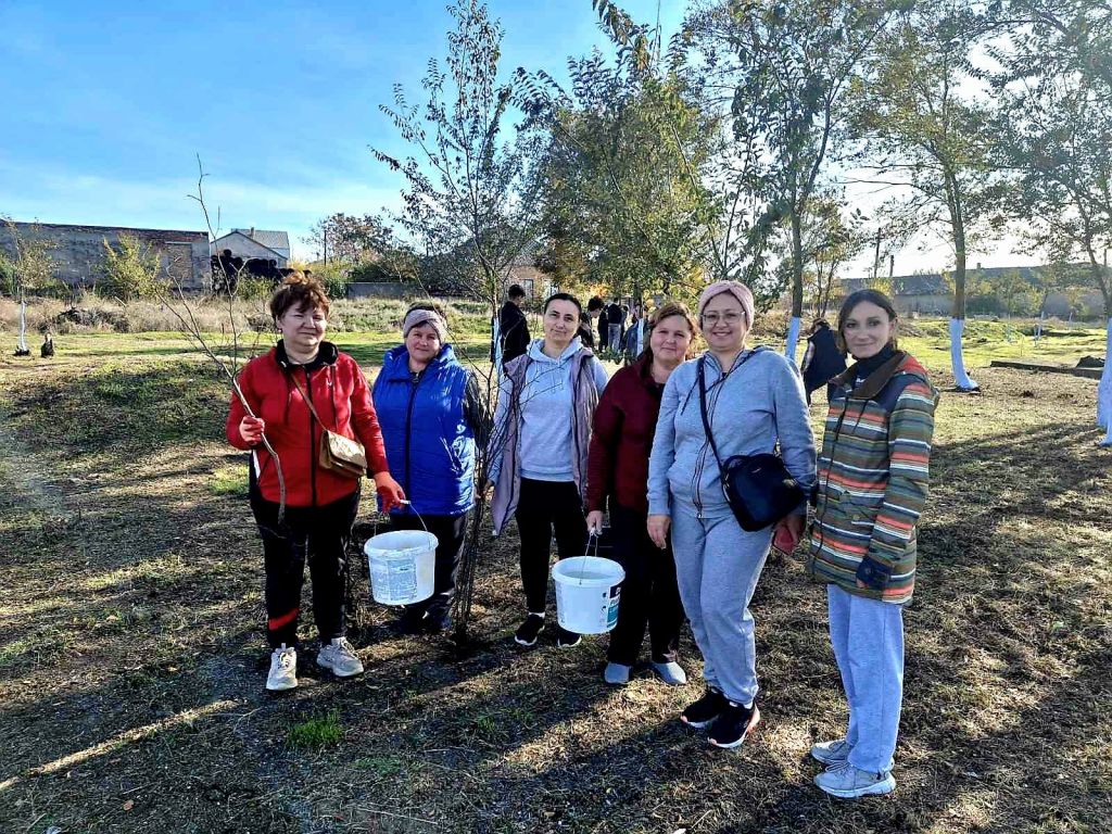 У селищі Ізмаїльського району завдяки благодійниці з Криничного висадили майже тисячу дерев У селищі Ізмаїльського району завдяки благодійниці з Криничного висадили майже тисячу дерев