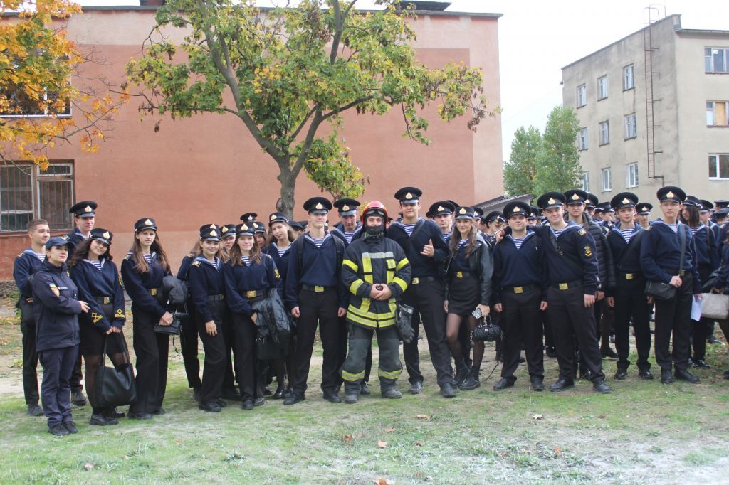 Офіцери-рятувальники громади навчили майбутніх моряків правилам безпеки Офіцери-рятувальники громади навчили майбутніх моряків правилам безпеки