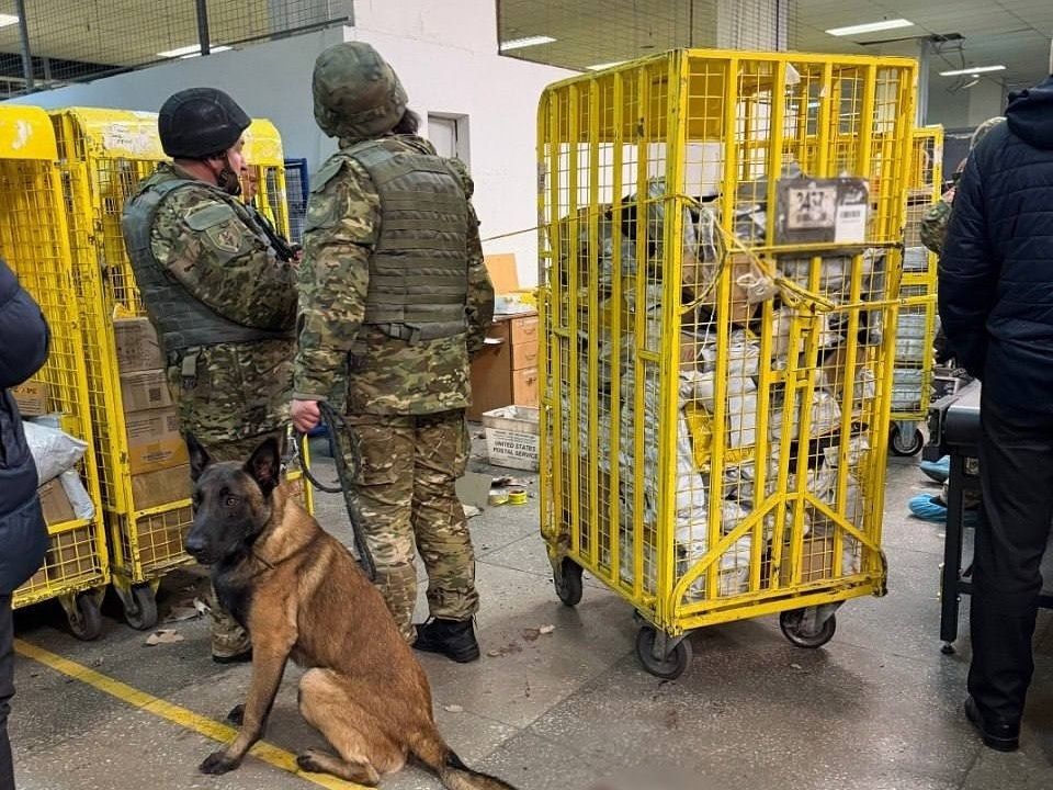 Надсилав «сувеніри» з боєприпасів: поліція затримала причетного до вибуху на «Укрпошті» в Києві Надсилав «сувеніри» з боєприпасів: поліція затримала причетного до вибуху на «Укрпошті» в Києві