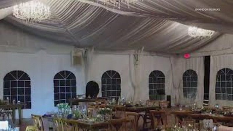 Ведмідь у США розігнав весілля, коли увірвався "за десертом" (відео) Ведмідь у США розігнав весілля, коли увірвався "за десертом" (відео)