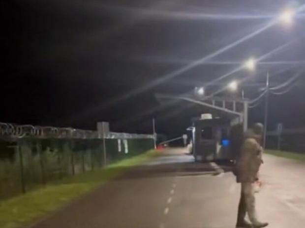 Прорвався, збивши прикордонника: Мобілізований українець утік в Угорщину на власній автівці Прорвався, збивши прикордонника: Мобілізований українець утік в Угорщину на власній автівці