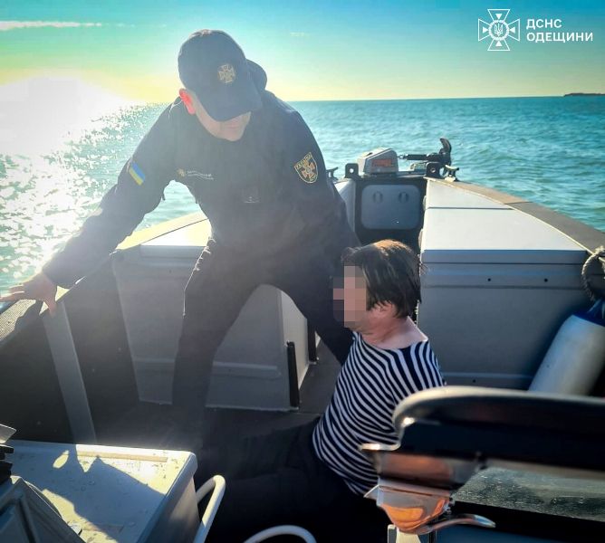 В Одеському морі рятувальники ДСНС допомогли чоловіку(фото) В Одеському морі рятувальники ДСНС допомогли чоловіку(фото)
