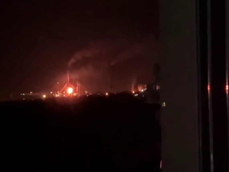 У Генштабі підтвердили влучання в "один із найстаріших НПЗ Росії" й низку об'єктів логістики РФ У Генштабі підтвердили влучання в "один із найстаріших НПЗ Росії" й низку об'єктів логістики РФ