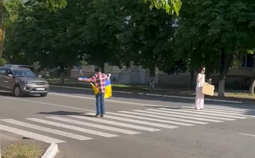 В Ізмаїлі під час хвилини мовчання волонтеркам з плакатами показали непристойний жест В Ізмаїлі під час хвилини мовчання волонтеркам з плакатами показали непристойний жест