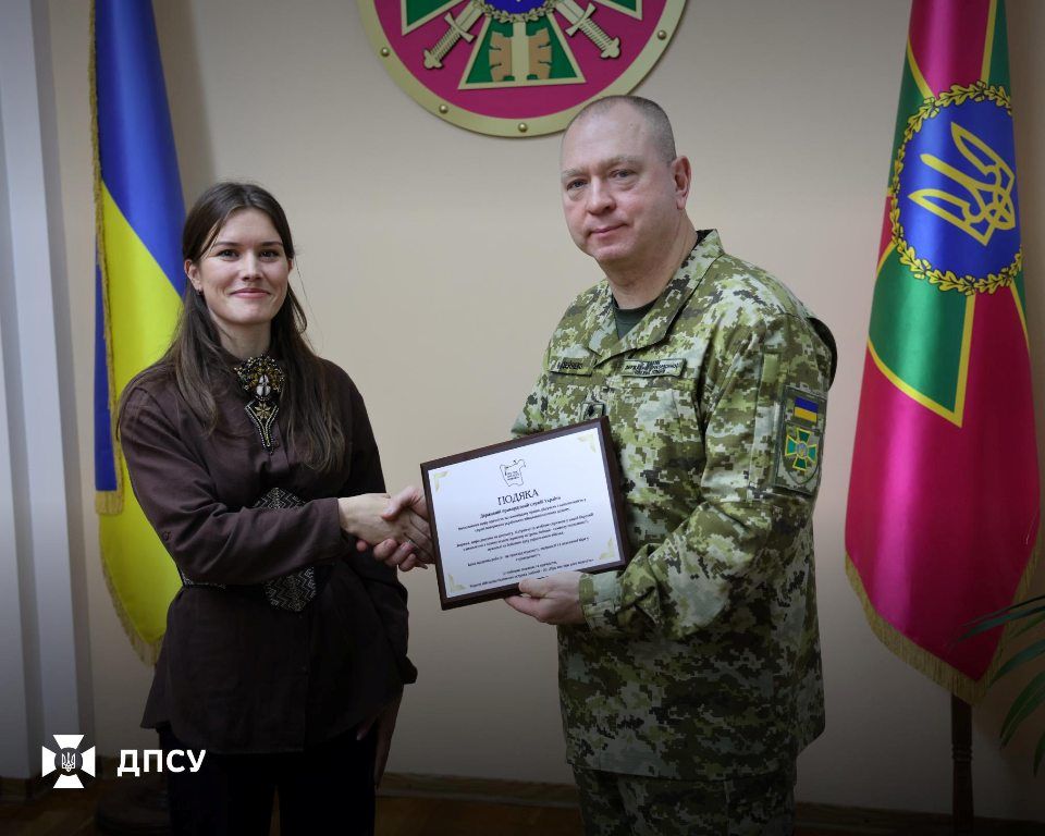 Рідні звільнених з полону захисників Зміїного передали голові ДПСУ відзнаку “Зміїний вдома” Рідні звільнених з полону захисників Зміїного передали голові ДПСУ відзнаку “Зміїний вдома”