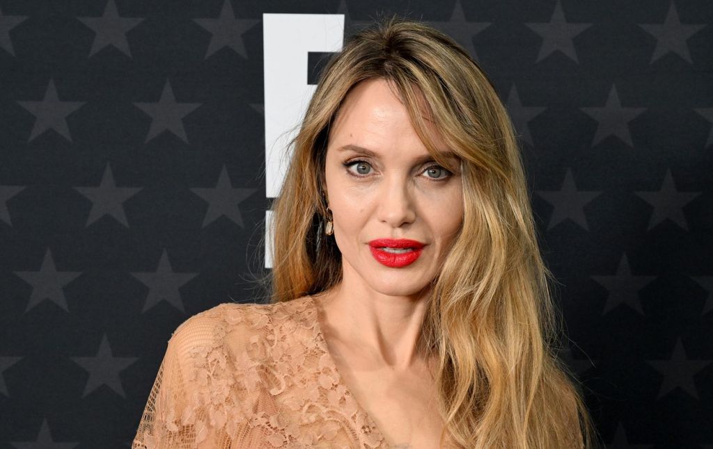 Анджеліна Джолі пішки перетнула кордон під час візиту в Україну Анджеліна Джолі пішки перетнула кордон під час візиту в Україну