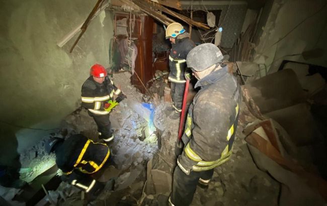 У Кам’янському з-під завалів будинку дістали тіло людини після нічної атаки РФ У Кам’янському з-під завалів будинку дістали тіло людини після нічної атаки РФ