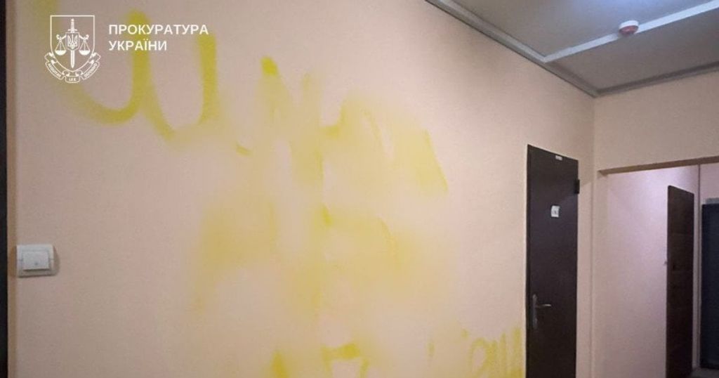 Чоловік облив кров’ю двері колишньої та залишив їй "подарунок": що йому загрожує за це (чутливі кадри) Чоловік облив кров’ю двері колишньої та залишив їй "подарунок": що йому загрожує за це (чутливі кадри)