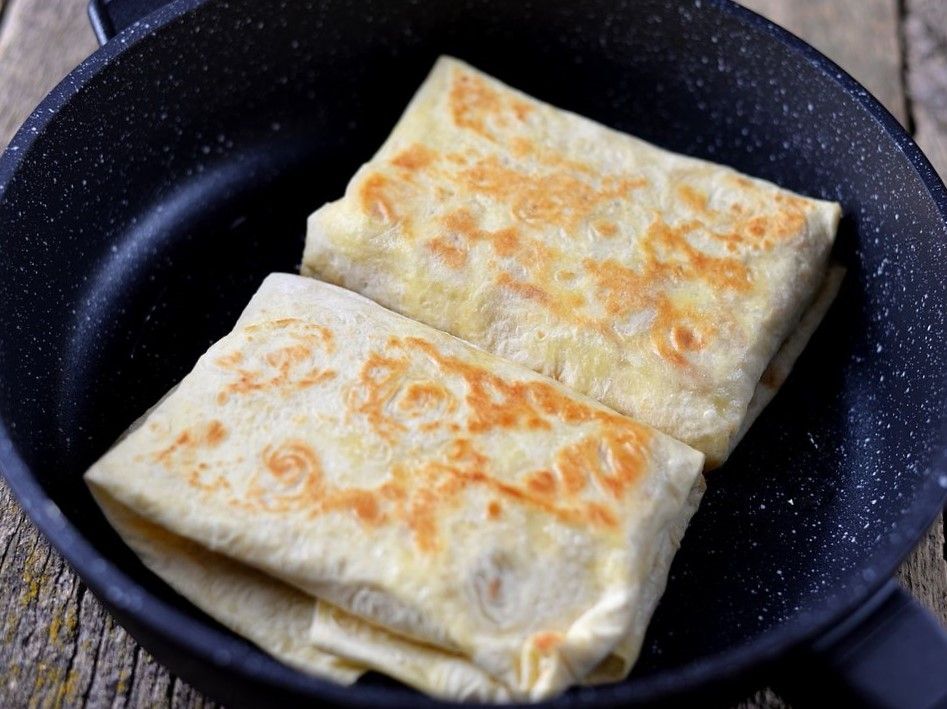 Що приготувати на сніданок з яєць: записуйте рецепт лаваша з чотирма видами сиру Що приготувати на сніданок з яєць: записуйте рецепт лаваша з чотирма видами сиру