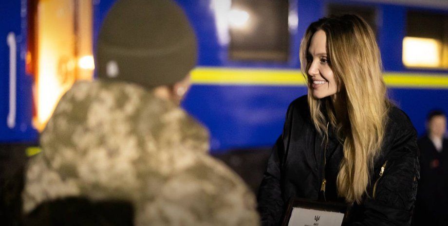Прикордонники зробили сюрприз Анджеліні Джолі: зірка отримала особливий знак Прикордонники зробили сюрприз Анджеліні Джолі: зірка отримала особливий знак