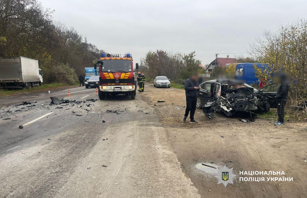 Зіткнулися легковик та фура: у ДТП на Одещині серйозно постраждала жінка Зіткнулися легковик та фура: у ДТП на Одещині серйозно постраждала жінка