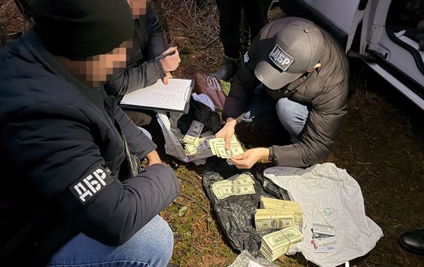 Ховався в лісі з грошима: київський поліцейський отримав підозру Ховався в лісі з грошима: київський поліцейський отримав підозру