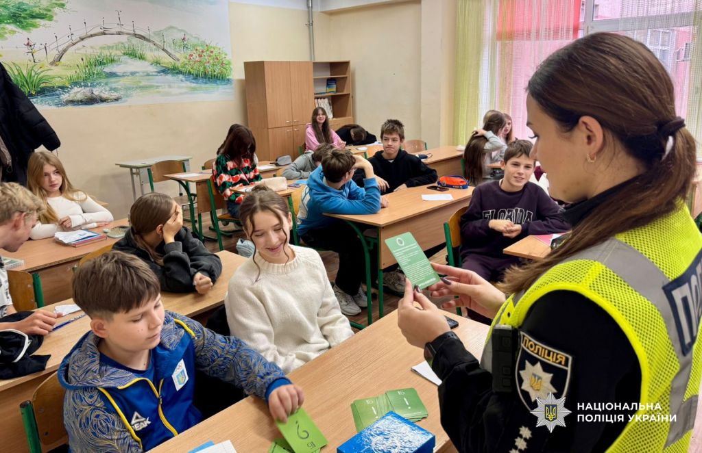 Поліцейські Одещини щодня поряд із дітьми – вчать їх дбати про власну безпеку (фото) Поліцейські Одещини щодня поряд із дітьми – вчать їх дбати про власну безпеку (фото)