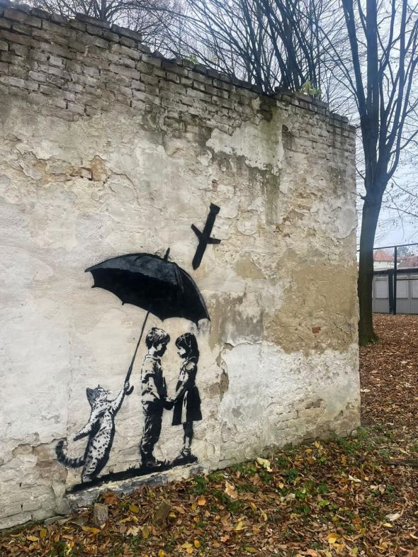 У Львові з'явилося графіті у стилі Бенксі після нічного обстрілу У Львові з'явилося графіті у стилі Бенксі після нічного обстрілу