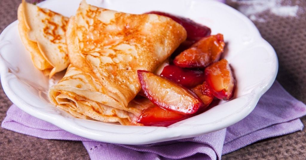 Млинці зі сливами: незвичайна ідея осіннього сніданку Млинці зі сливами: незвичайна ідея осіннього сніданку