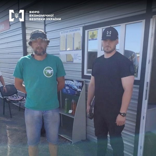 На Одещині чоловік продавав незаконно виготовлене пальне На Одещині чоловік продавав незаконно виготовлене пальне